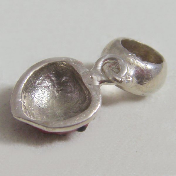 (p1360)Colgante de plata motivo frutilla esmaltada.